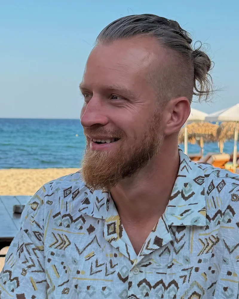 Filip Popović, portret pored mora